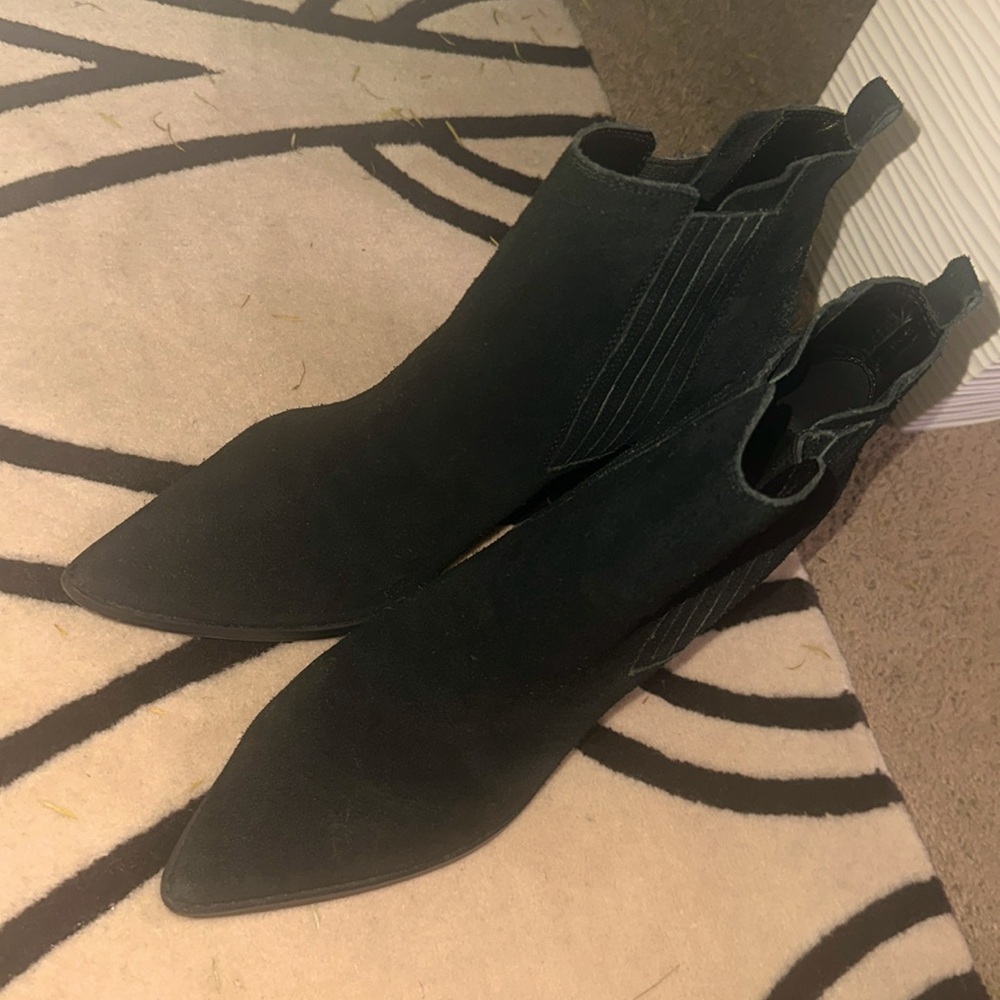 NINE WEST size 11M. Ankle boots. Black leather upper